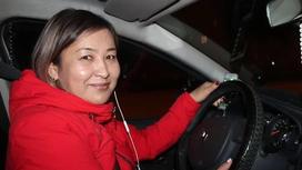 "Чувствую себя роботом": Женщина с тремя дипломами работает таксистом в Атырау