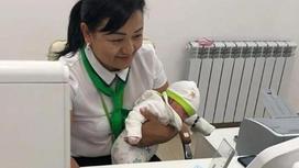 Сотрудница ЦОНа с новорожденным на руках удивила казахстанцев (фото)