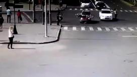 Авто наехало на велосипедистов в Астане: видео ДТП появилось в Сети
