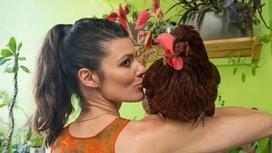 Дама, но не с собачкой: Модель с курицей на плече обсуждают в Сети (фото)