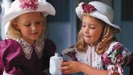 две девочки пьют чай