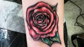 татуировка роза на запястье