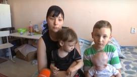 Виктория Хусаинова с тремя детьми