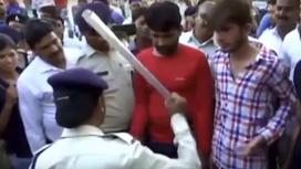 В Индии четырех насильников провели по коридору позора