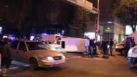 Лихач на BMW спровоцировал массовую аварию в Алматы (фото, видео)