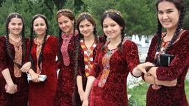 Женщинам запретили красить ногти и наращивать ресницы в Туркменистане