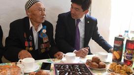 Бауыржан Байбек поздравил со 100-летним юбилеем ветерана ВОВ (фото)