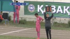 Казахстанский футболист сходил в туалет во время матча (видео)