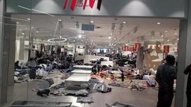 "Они назвали нас обезьянами": Магазины H&M в ЮАР разгромили из-за расизма