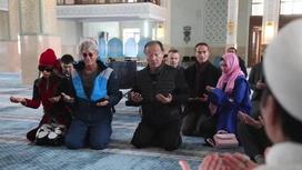Голливудские звезды побывали в мечети и церкви Усть-Каменогорска (фото)