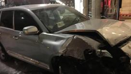 Полицейский на Porsche Cayenne врезался в ворота Акорды