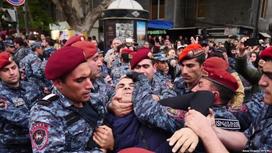 Военные обсуждают введение режима ЧП в Армении