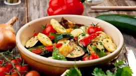 Запеченная картошка в духовке с овощами в миске Запеченная картошка в духовке с овощами в миске