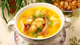 Гороховый суп с гренками в тарелке Гороховый суп с гренками в тарелке