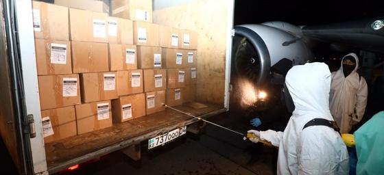 Ноутбуки и 100 тысяч масок: самолет с гумпомощью из Польши прилетел в Казахстан (фото) Ноутбуки и 100 тысяч масок: самолет с гумпомощью из Польши прилетел в Казахстан (фото)