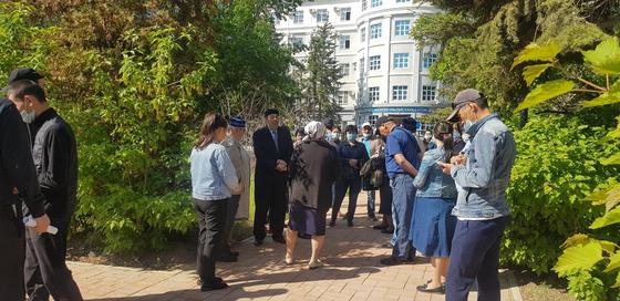 Сот ғимаратының алдына жиналған оның туыстары мен достары Сот ғимаратының алдына жиналған оның туыстары мен достары