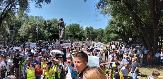 "Можем проводить культурно": мирный митинг начался в Алматы (фото) "Можем проводить культурно": мирный митинг начался в Алматы (фото)