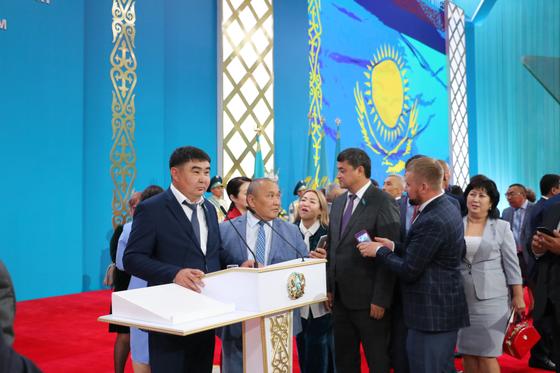 "Мені президент сияқты түсірші": Тоқаевтың ұлытау рәсімінен кейін мінбеде суретке түсуге кезек жиналды (фото, видео) "Мені президент сияқты түсірші": Тоқаевтың ұлытау рәсімінен кейін мінбеде суретке түсуге кезек жиналды (фото, видео)