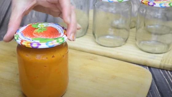Банка с кабачковой икрой и пустые банки Банка с кабачковой икрой и пустые банки