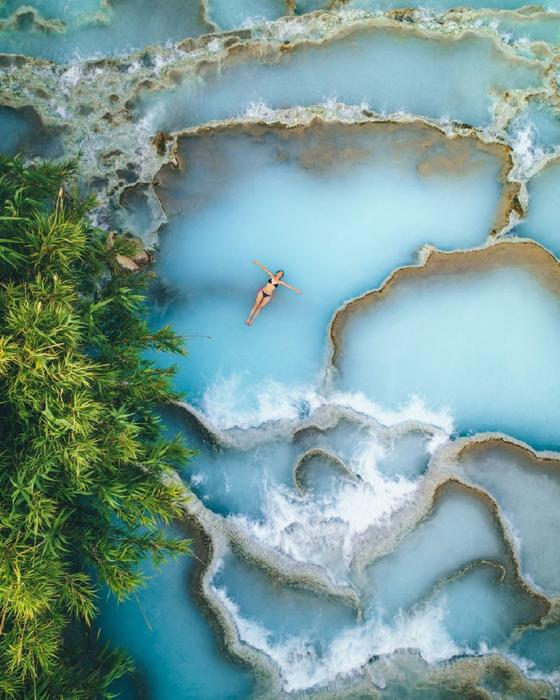 Девушка лежит на воде Девушка лежит на воде