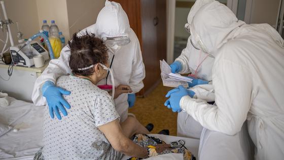 Врачи подошли к пациенту Врачи подошли к пациенту
