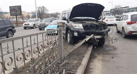 Девушка и ребенок попали в больницу после аварии на Аль-Фараби в Алматы (фото) Девушка и ребенок попали в больницу после аварии на Аль-Фараби в Алматы (фото)
