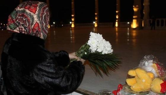 Ақтаулықтар өрттен ажал құшқан бес қыз баланы аза тұтуда (фото) Ақтаулықтар өрттен ажал құшқан бес қыз баланы аза тұтуда (фото)