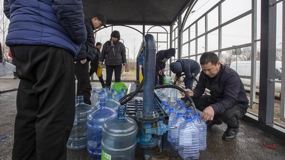 Алматинцы набирают минимум 50 литров воды за раз Алматинцы набирают минимум 50 литров воды за раз