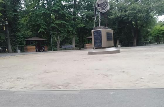 В парке Ганди убирают уложенную при Байбеке брусчатку В парке Ганди убирают уложенную при Байбеке брусчатку