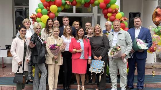 Певица МакSим в окружении членов совета школы Певица МакSим в окружении членов совета школы