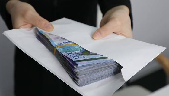 Деньги лежат в конверте Деньги лежат в конверте