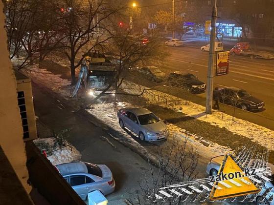 Троллейбус насмерть сбил мужчину в Алматы (фото) Троллейбус насмерть сбил мужчину в Алматы (фото)
