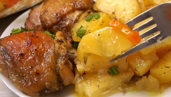 Курица кусочками с картошкой на тарелке Курица кусочками с картошкой на тарелке