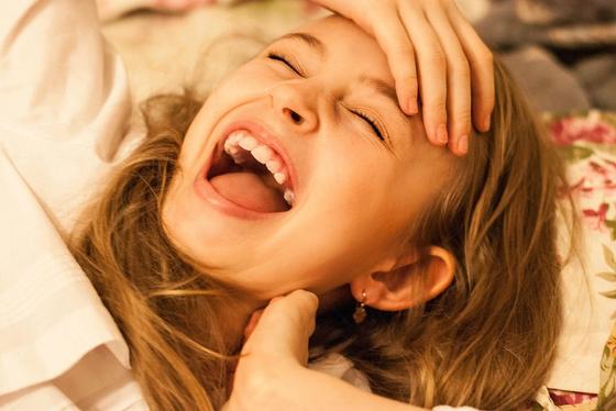 Девушка истерически смеется Девушка истерически смеется