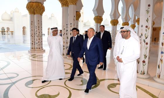 Елбасы Абу-Дабидегі Заид мешітін аралап, шейхтің рухына тағзым етті Елбасы Абу-Дабидегі Заид мешітін аралап, шейхтің рухына тағзым етті