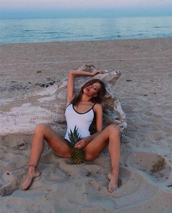 Девушки и ананасы: горячие фото, от которых потекут слюнки Девушки и ананасы: горячие фото, от которых потекут слюнки