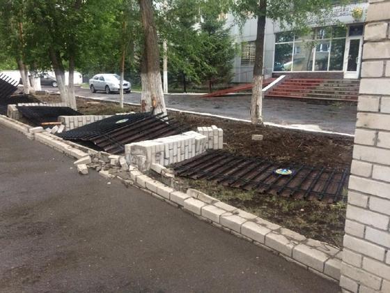 Срывало крыши, повалило деревья: сильный ураган прошел по Павлодару (фото, видео) Срывало крыши, повалило деревья: сильный ураган прошел по Павлодару (фото, видео)