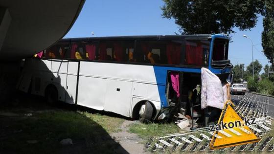 Автобус с пассажирами упал с развязки в Алматы Автобус с пассажирами упал с развязки в Алматы