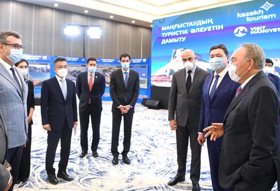 Назарбаев на презентации Назарбаев на презентации