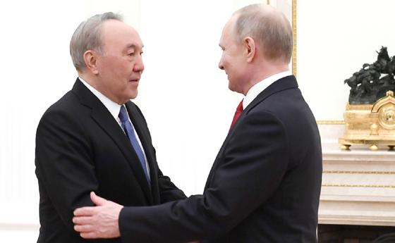 "Хотел бы по-дружески поддержать": Путин направил Назарбаеву телеграмму "Хотел бы по-дружески поддержать": Путин направил Назарбаеву телеграмму