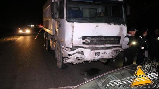 Погибли и пострадали люди: грузовик протащил легковушку по трассе в Алматинской области (фото, видео) Погибли и пострадали люди: грузовик протащил легковушку по трассе в Алматинской области (фото, видео)