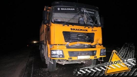 Мужчину раздавило между грузовиками на трассе Алматы- Нур-Султан (фото) Мужчину раздавило между грузовиками на трассе Алматы- Нур-Султан (фото)