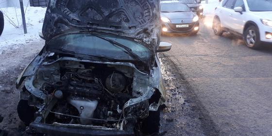 Автомобиль загорелся на ходу в Уральске Автомобиль загорелся на ходу в Уральске