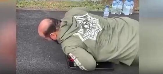 Кадыров заставил чиновников отжиматься и снял на видео Кадыров заставил чиновников отжиматься и снял на видео
