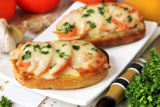 Горячие бутерброды с курицей и помидорами Горячие бутерброды с курицей и помидорами