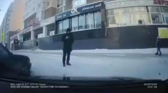 Вор попытался угнать автомобиль с помощью скана в Астане (видео) Вор попытался угнать автомобиль с помощью скана в Астане (видео)