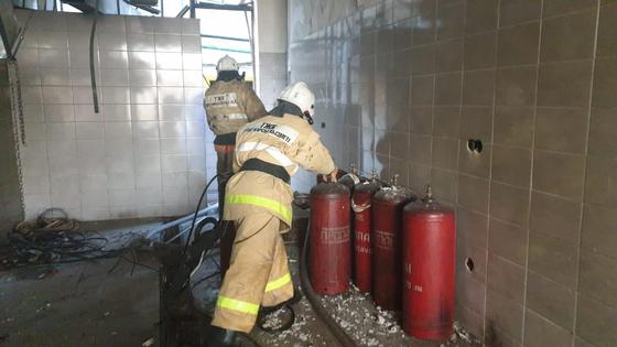 Пожарные выносят баллоны Пожарные выносят баллоны