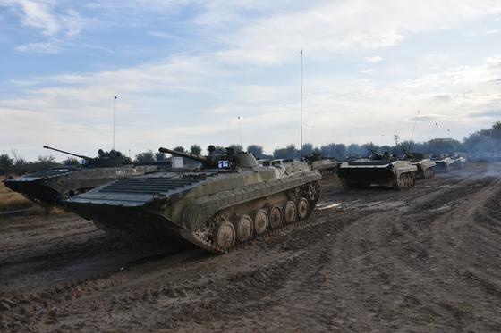 Курсанты-выпускники совершили марш на 100 км на боевых машинах пехоты и танках Курсанты-выпускники совершили марш на 100 км на боевых машинах пехоты и танках