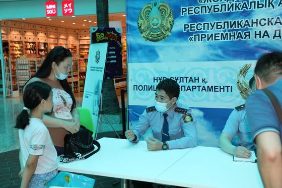 Полицейские общаются с гражданами Полицейские общаются с гражданами