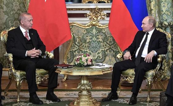 Эрдоган предложил Путину разработку нефтяных месторождений в Сирии Эрдоган предложил Путину разработку нефтяных месторождений в Сирии
